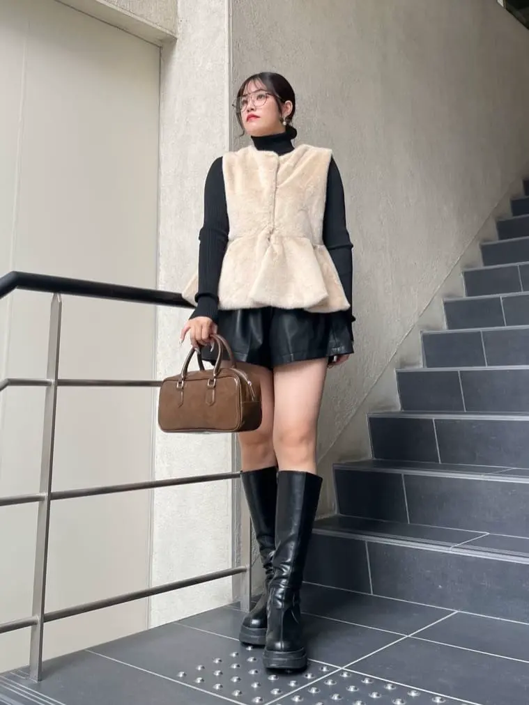 上質を纏う*LOEWE*ナッパラムスキンレザーショートパンツ 洗練された個性》【LOEWE】ピン留めレザーショートパンツ (LOEWE