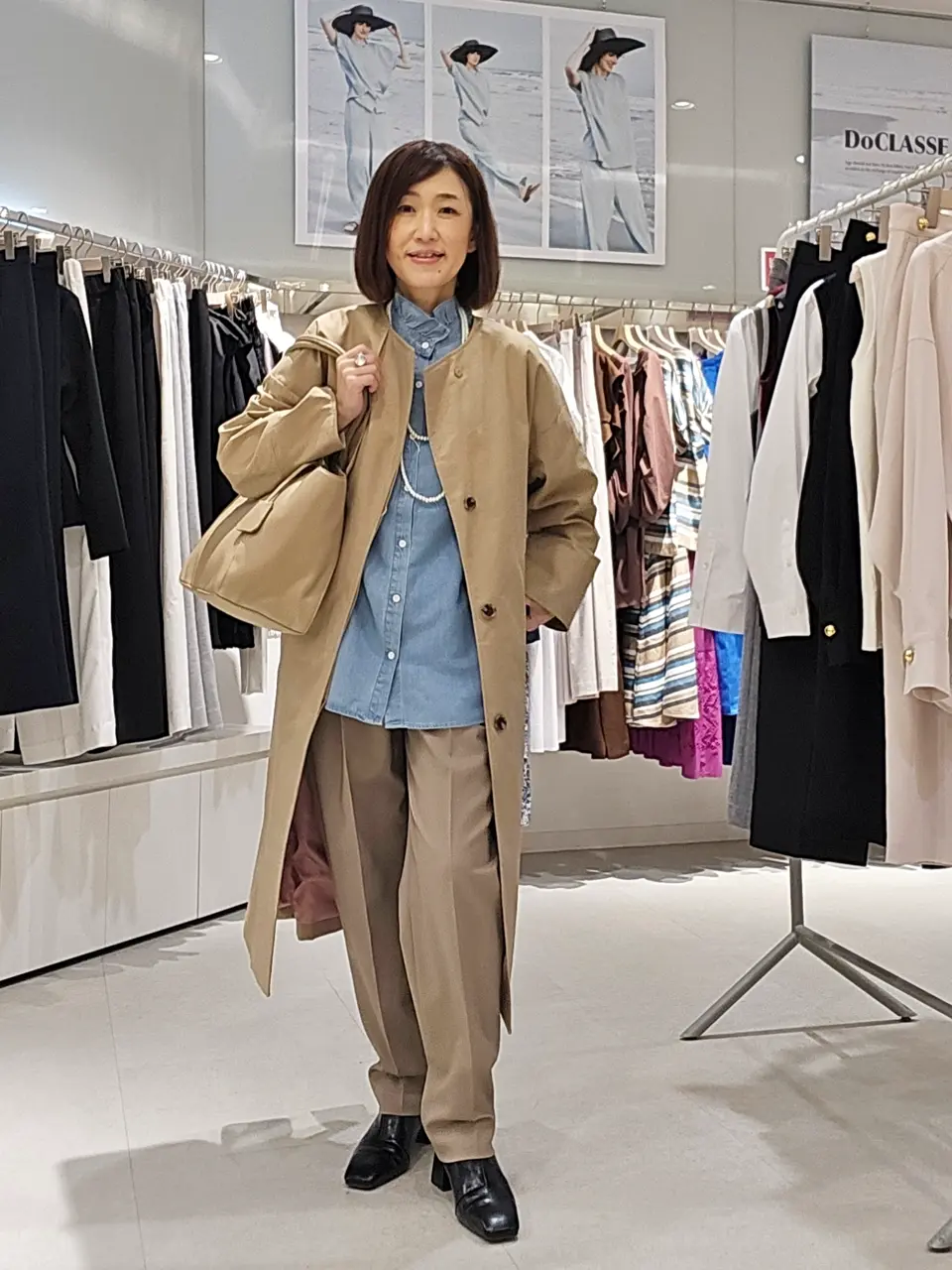 ドゥクラッセベージュ ノーカラー トレンチコート 光沢ギャバジン・ノーカラートレンチコート/DoCLASSE