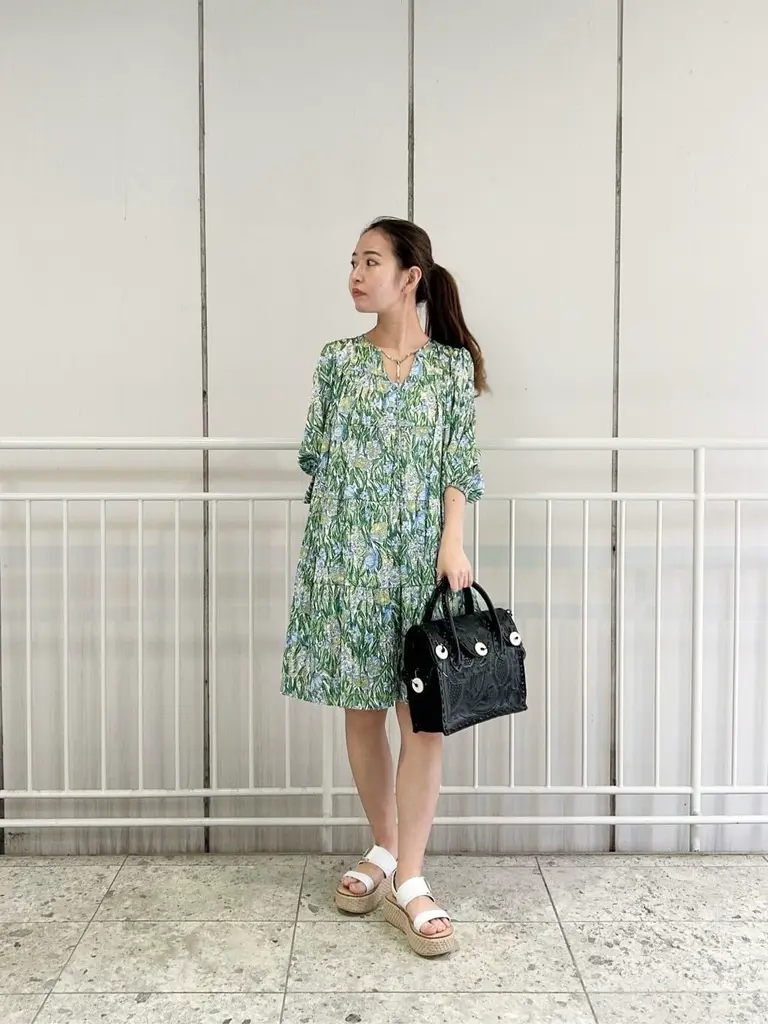 【美品】GRACE CONTINENTAL フラワーシェルクラッチ GRACE CONTINENTAL（グレースコンチネンタル）の「フラワー