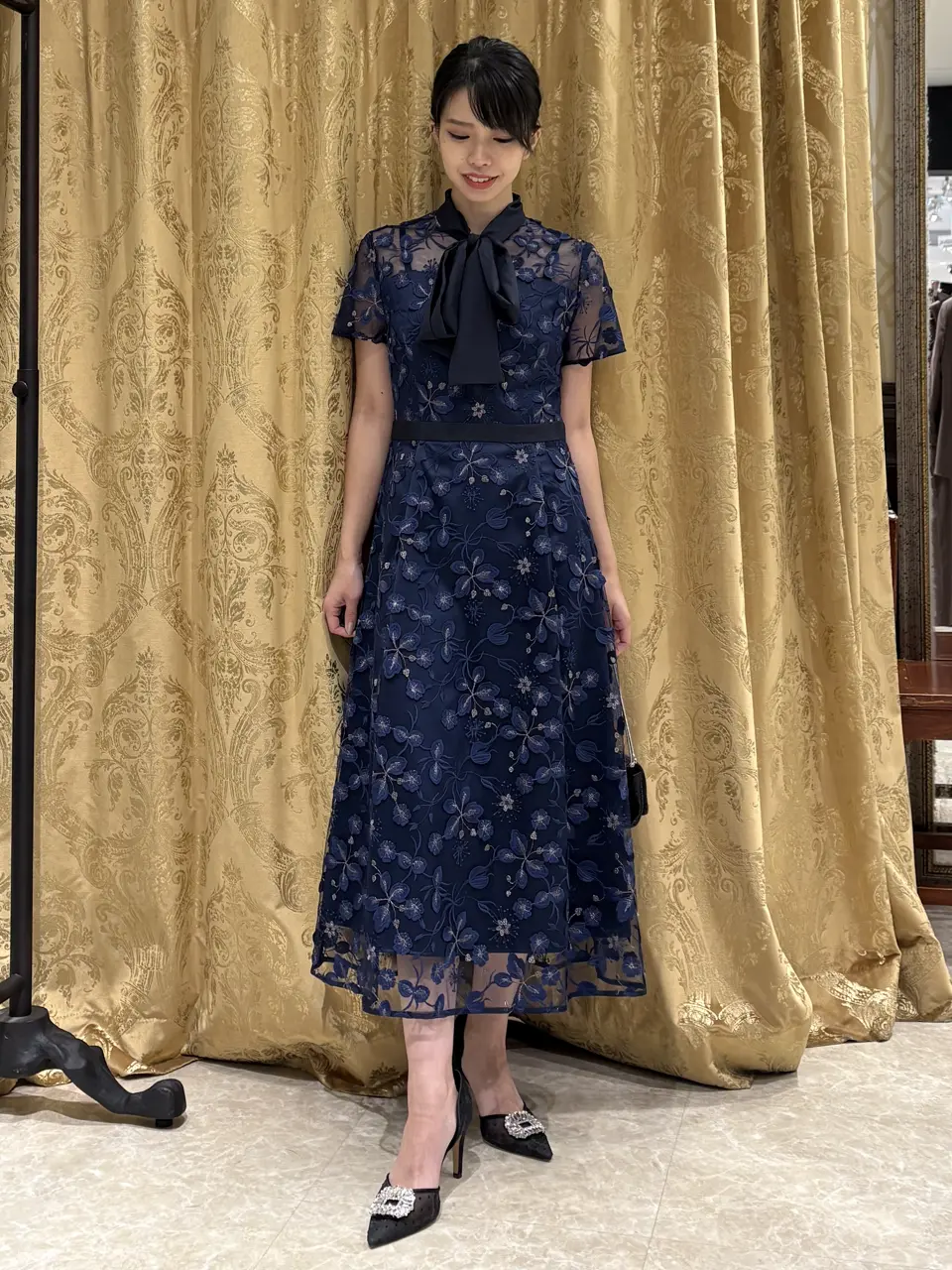 【美品】GRACE CONTINENTAL フラワーシェルクラッチ 美品】GRACE CONTINENTAL フラワーシェルクラッチ