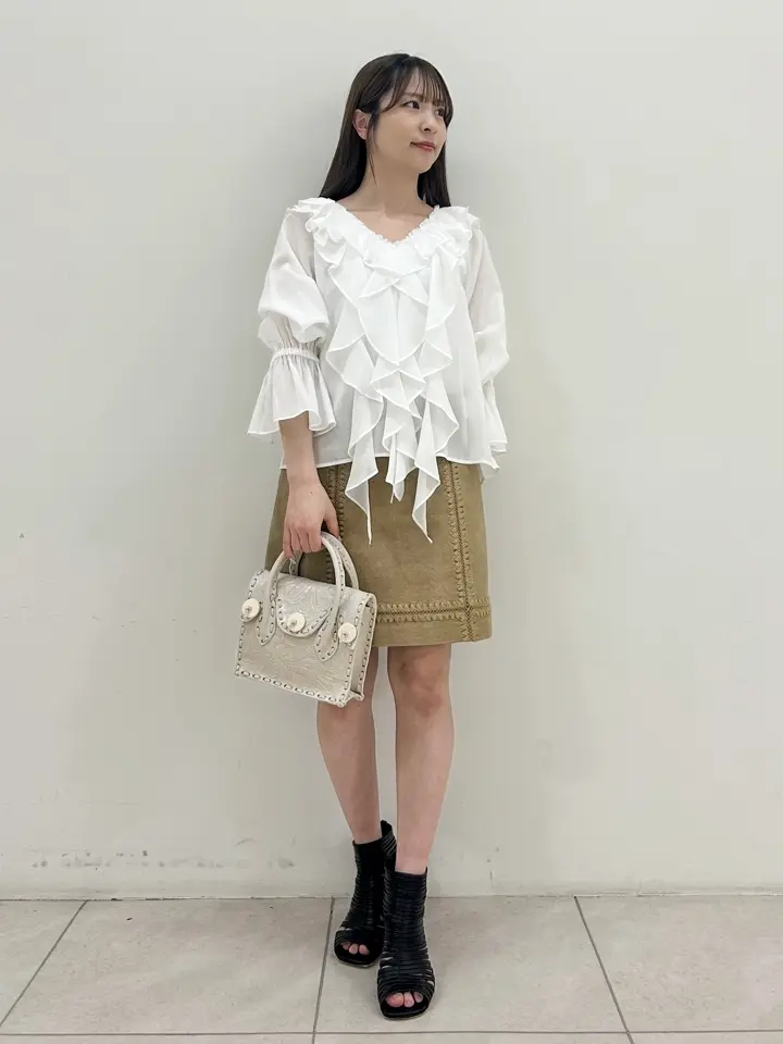 GRACE CONTINENTAL Miu Akamatsu コーディネート画像