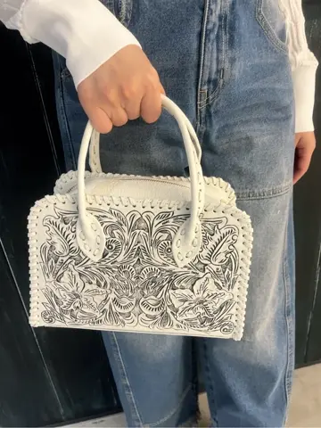 ORIGINATED IN GRACE CONTINENTAL Moe コーディネート画像