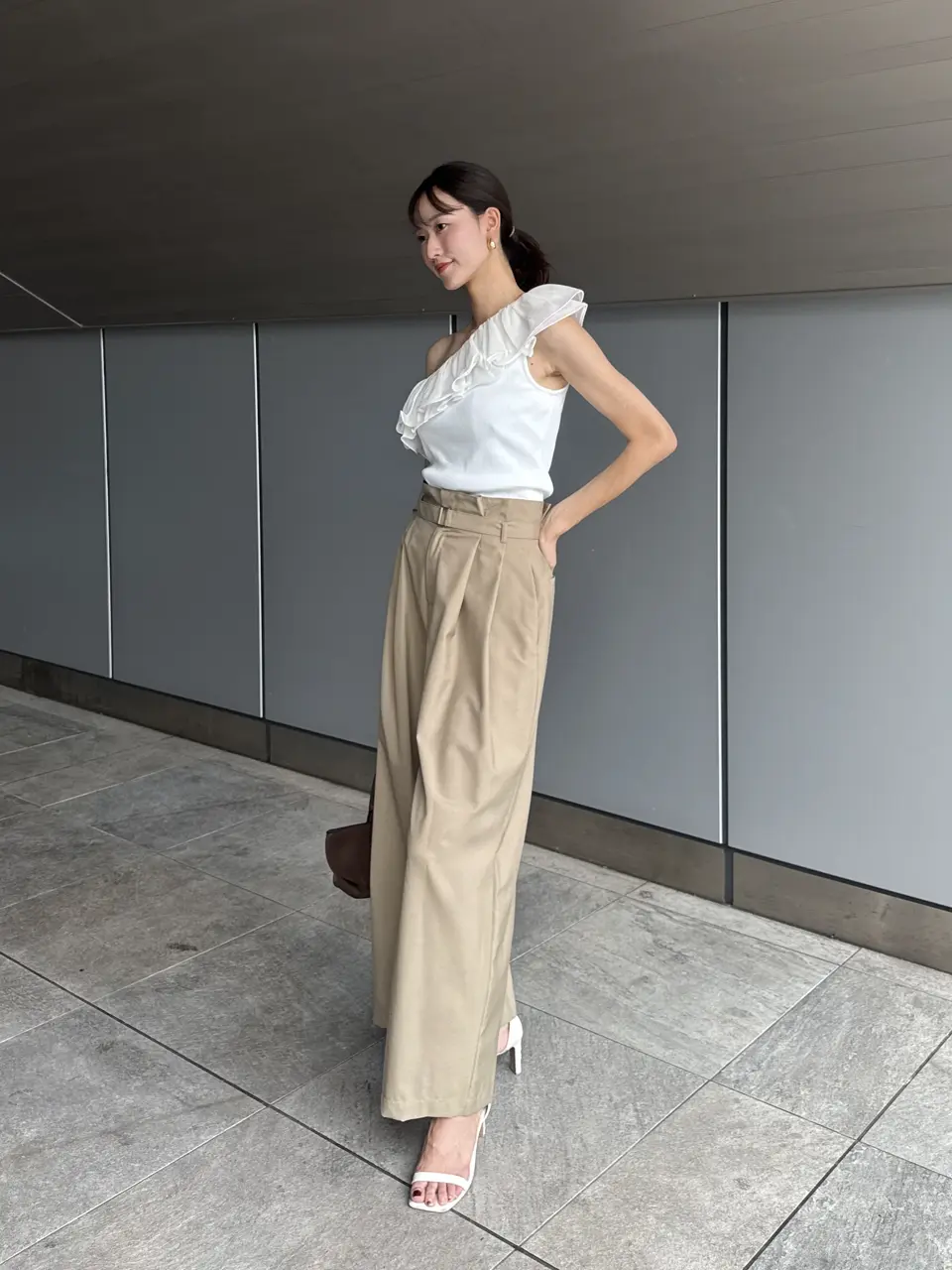 ベージュ ワイドパンツ　（BASIC AND ACCENT） ストラップ付タックワイドパンツ | NATURAL BEAUTY BASIC