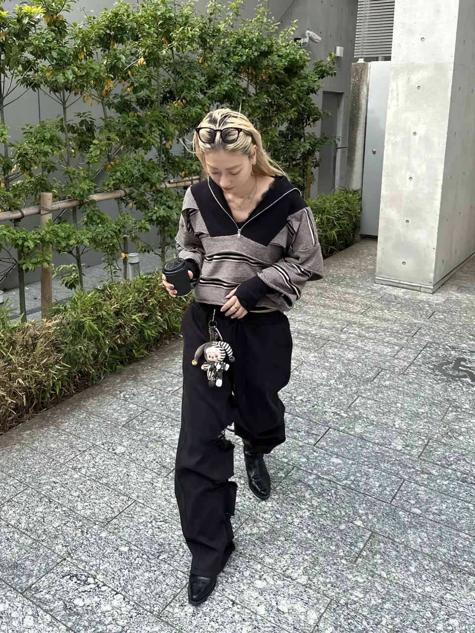 INSIDE RIPPED HOLE PANTS