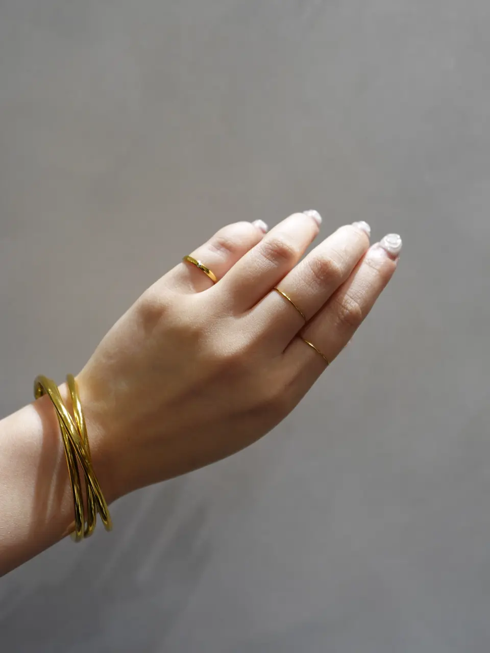 ゴールド]ツイストアーチバングル