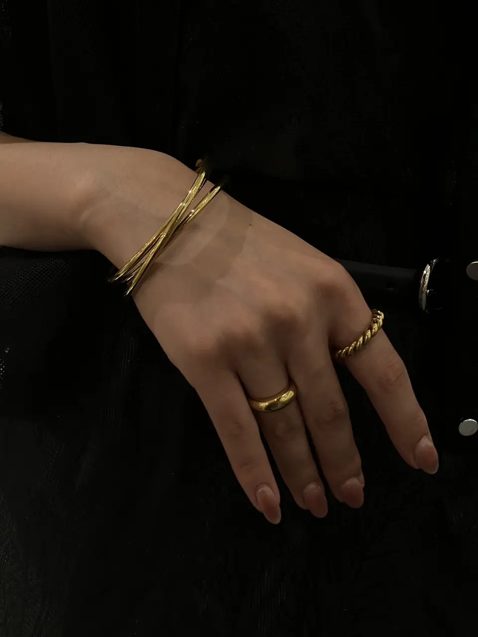 ゴールド]ツイストアーチバングル