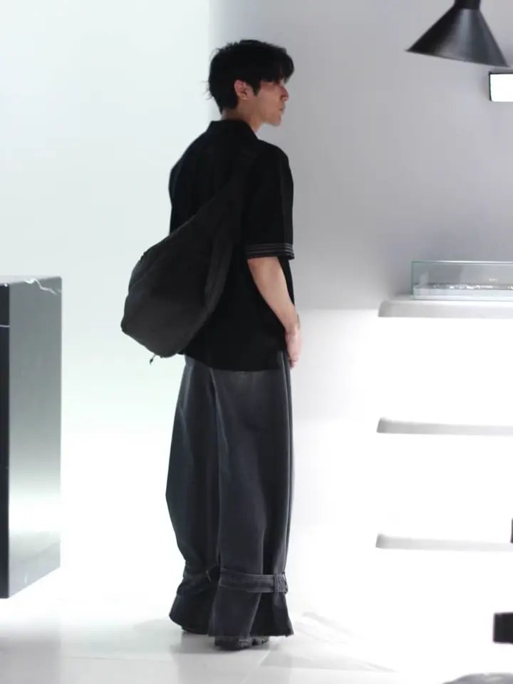 JW Anderson(ジェイダブリューアンダーソン)】 バックルカフデニム