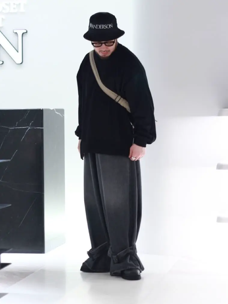 JW Anderson(ジェイダブリューアンダーソン)】 バックルカフデニム