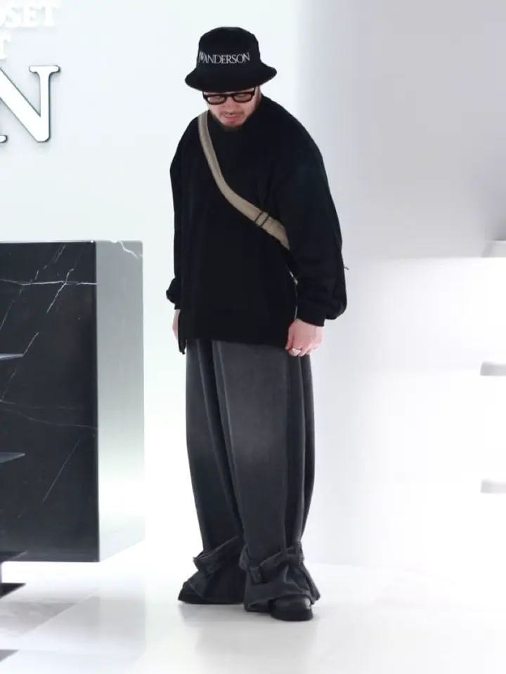 JW Anderson(ジェイダブリューアンダーソン)】 バックルカフデニム