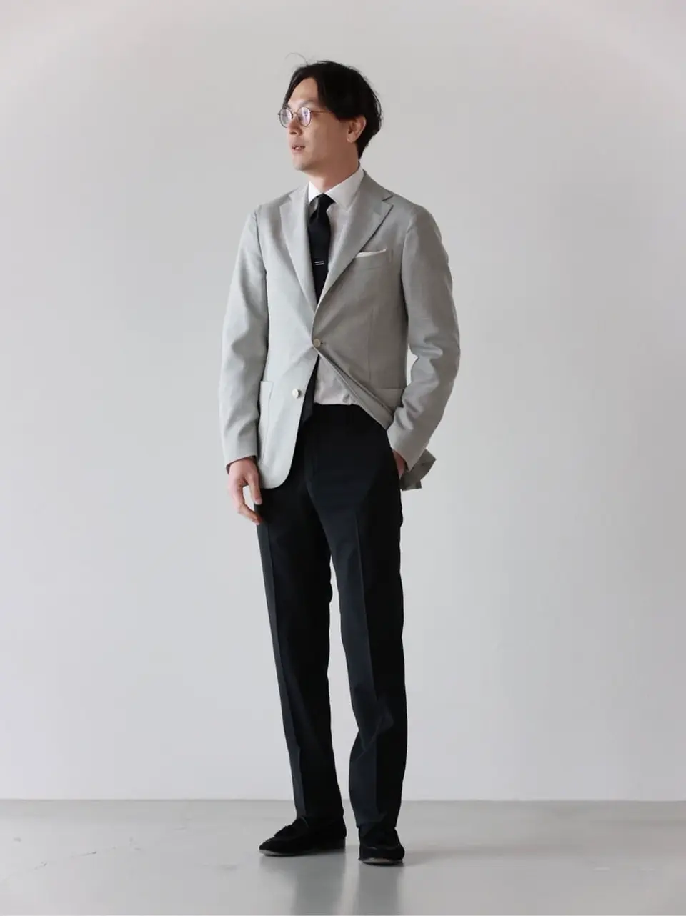 Holiday&Brown ホリデー&ブラウンシルクウール　ソリッドタイ Holliday & Brown〉襟元をシックに彩る上質なウールシルクストール