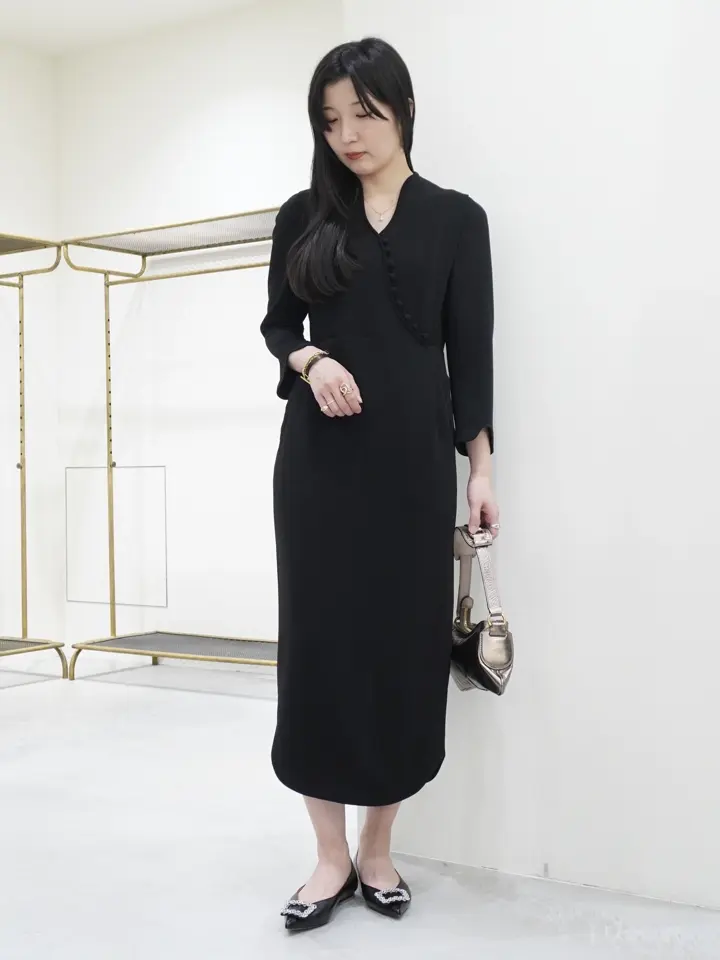 マメクロゴウチ　黒ワンピース マメ クロゴウチの黒ワンピースは、上質な素材とパターンで美しい