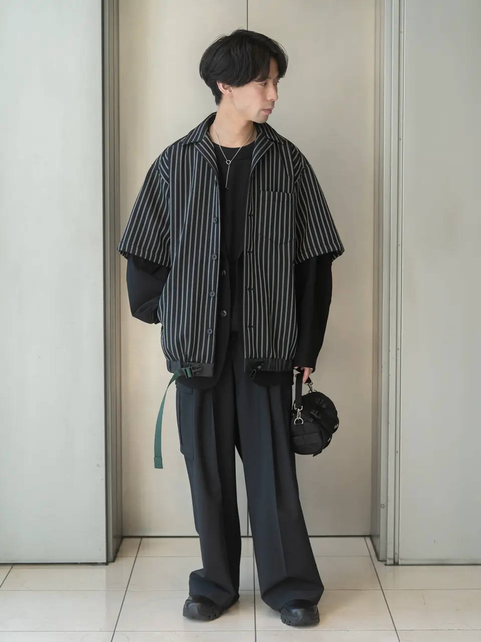 黒で締める、大人のモードスタイル