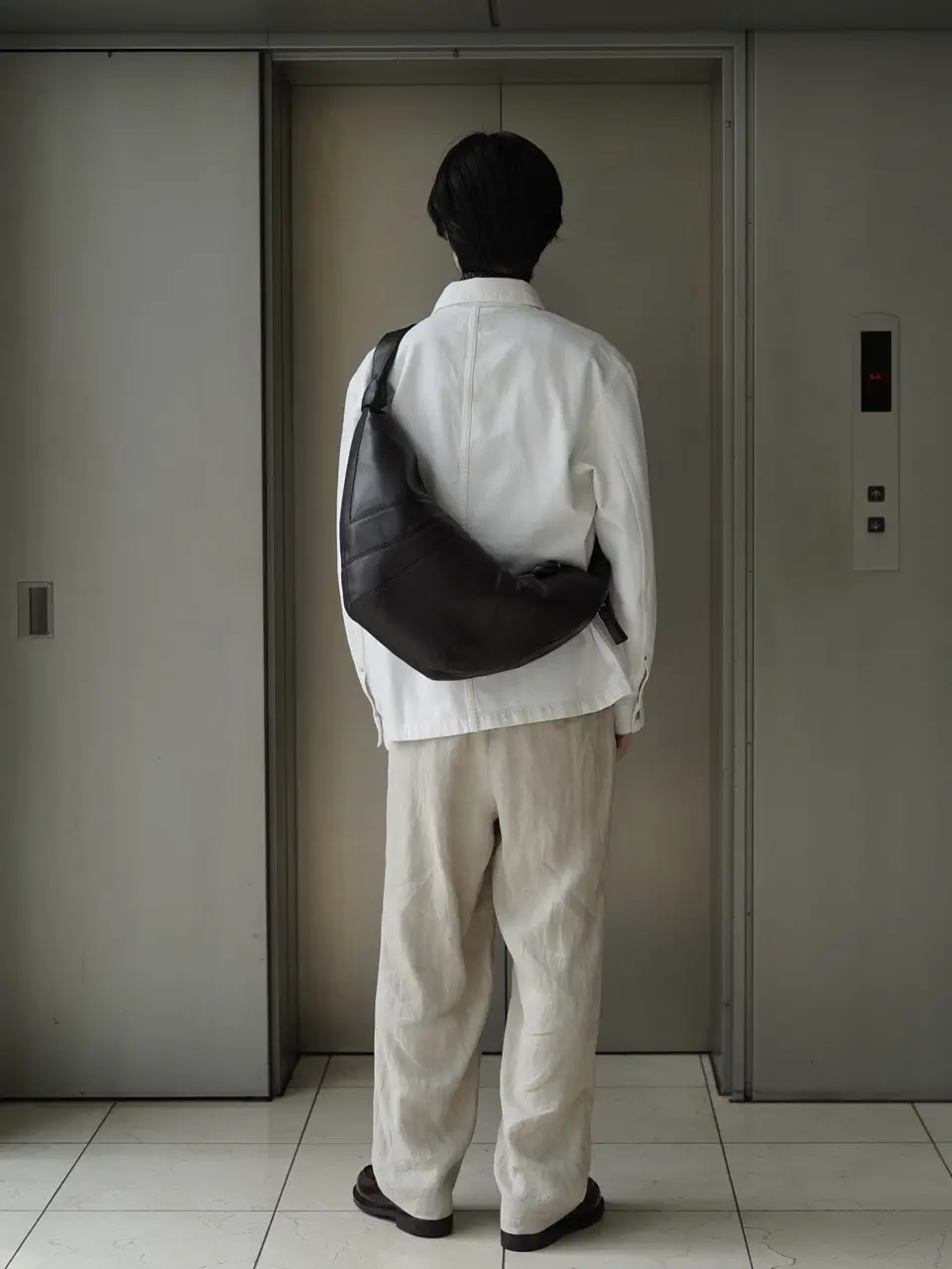 zui 182cm LARGE CROISSANT BAG着用