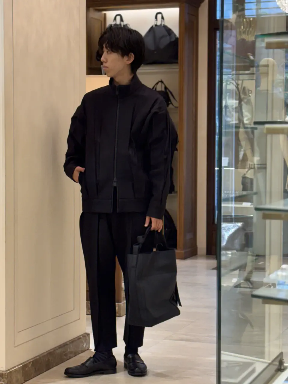 CFCL(シーエフシーエル) WEDGED ZIP STAND COLLAR BLOUSONとWEDGED TAPERED PANTSのセットアップコーデ 全身