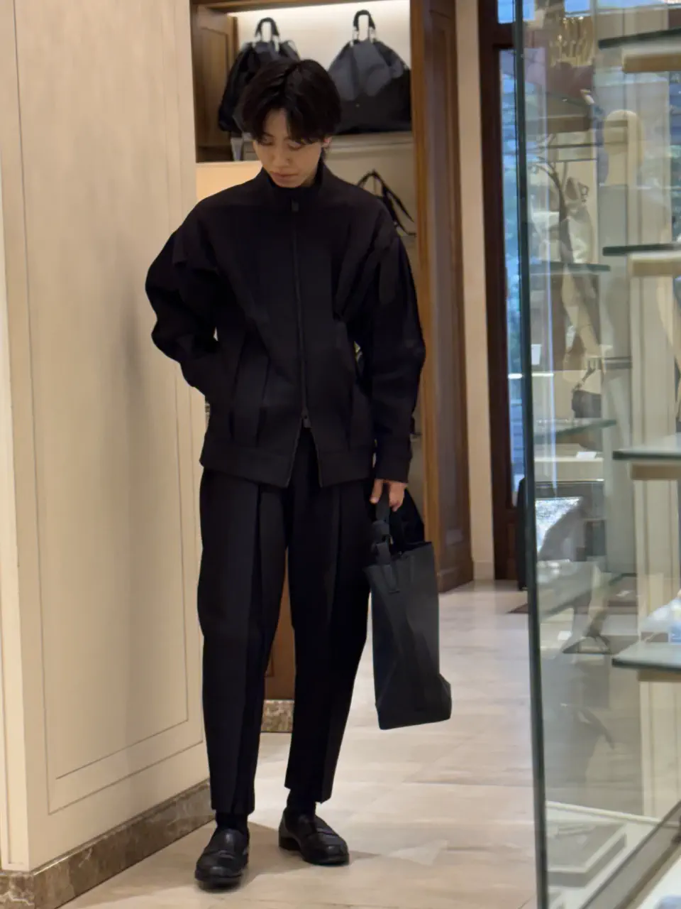 CFCL(シーエフシーエル) WEDGED ZIP STAND COLLAR BLOUSONの立体的なプリーツ