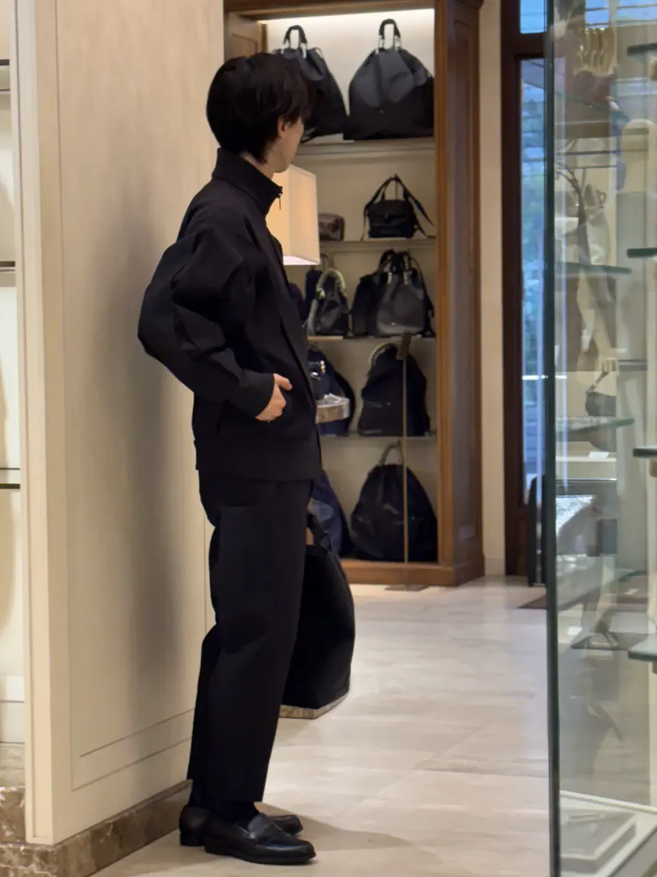 CFCL(シーエフシーエル) WEDGED TAPERED PANTSとローファーの足元