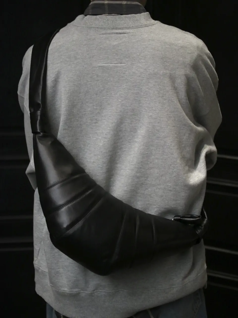 zawa 167cm MEDIUM CROISSANT BAG着用