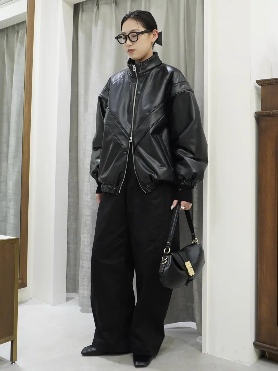 LOOK02 レザージャケットが主役の着こなし／スタッフひなの 167cm