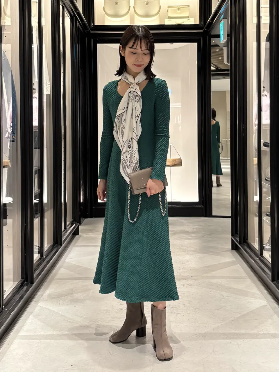 スタッフ hina Mame Kurogouchi(マメ クロゴウチ) シルクスカーフ 着用スナップ