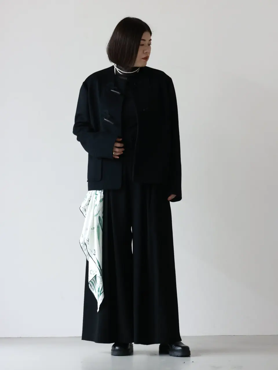 スタッフ ふなこ Mame Kurogouchi(マメ クロゴウチ) シルクスカーフ 着用スナップ