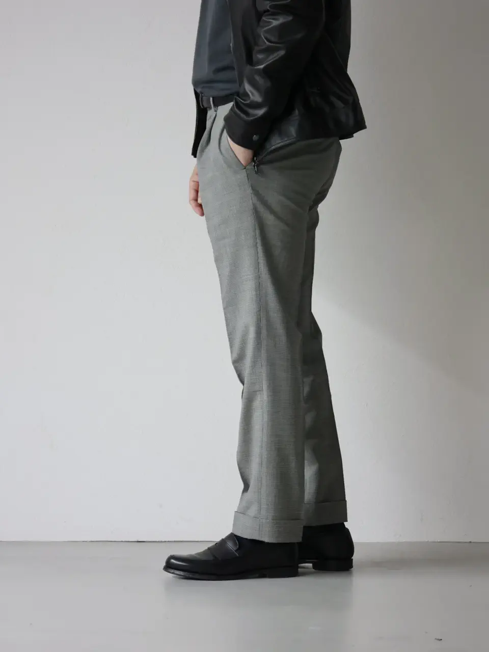 グレースラックスと黒のストレートチップシューズの足元