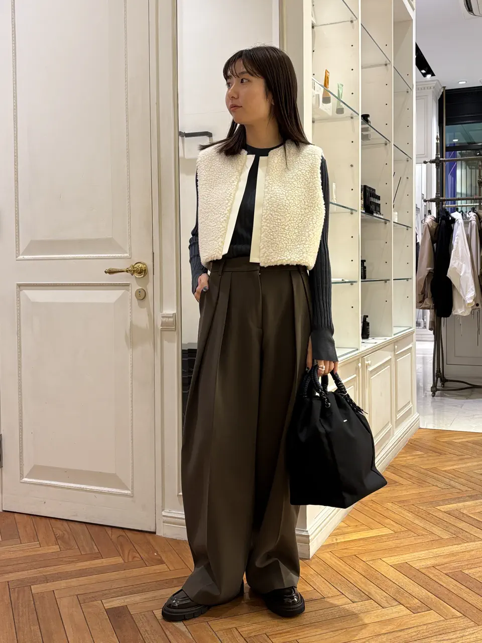 シルクカシミヤクルーネックニットのスタッフスナップ
