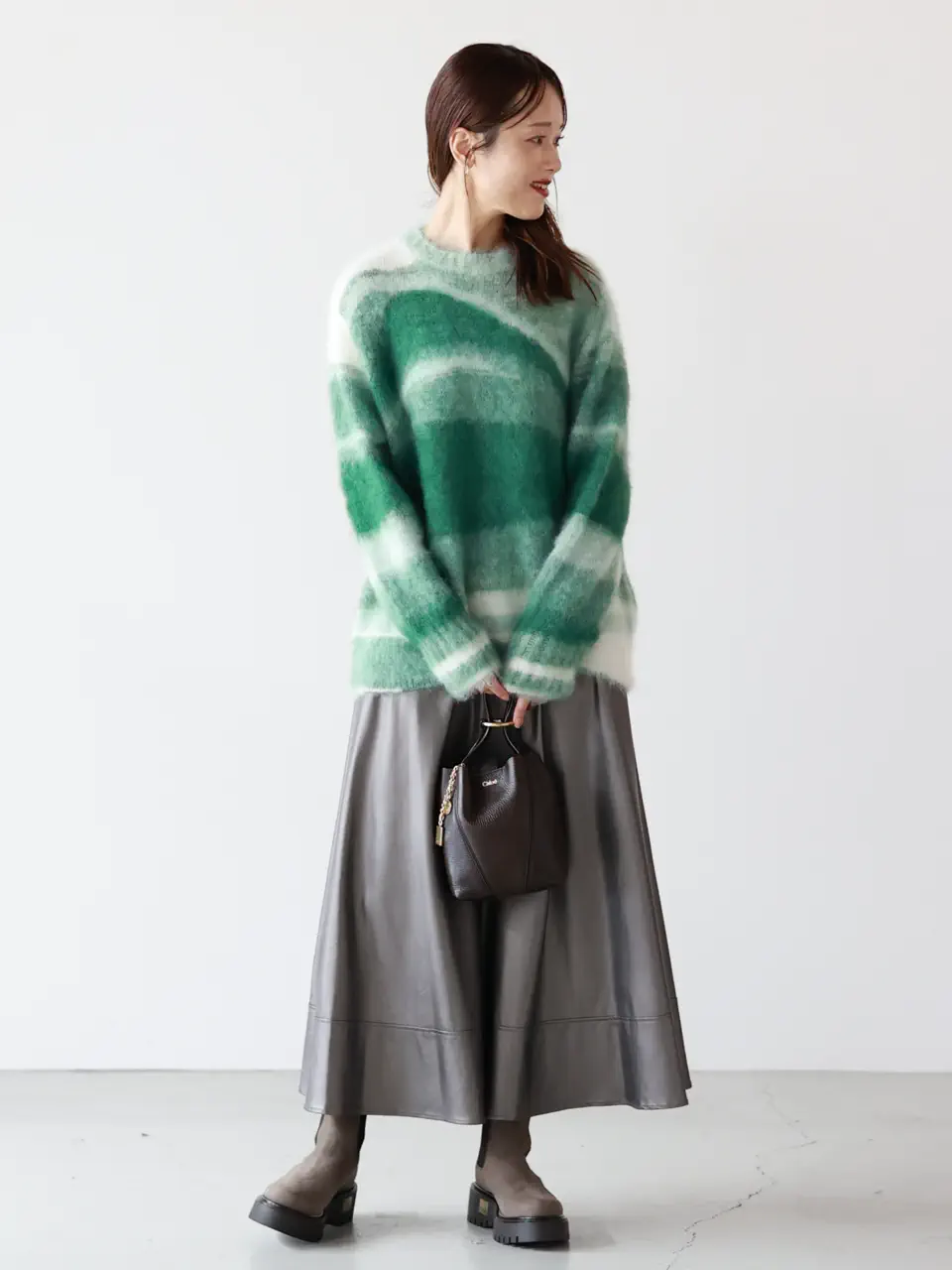 友人との食事｜レザー調のスカートで辛口に／ayumi 168cm／Wool Mohair Crew Neck Knit Top