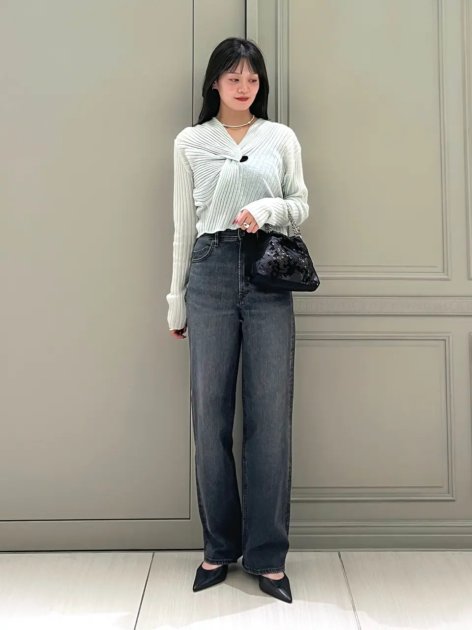ミントのトップスとグレーのワイドデニムのコーディネート