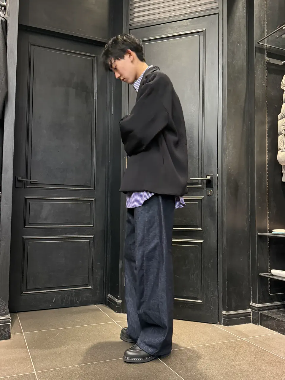 CFCL(シーエフシーエル) HYPHA TAILORED COCOON JACKETにデニムを合わせたメンズコーデ 全身