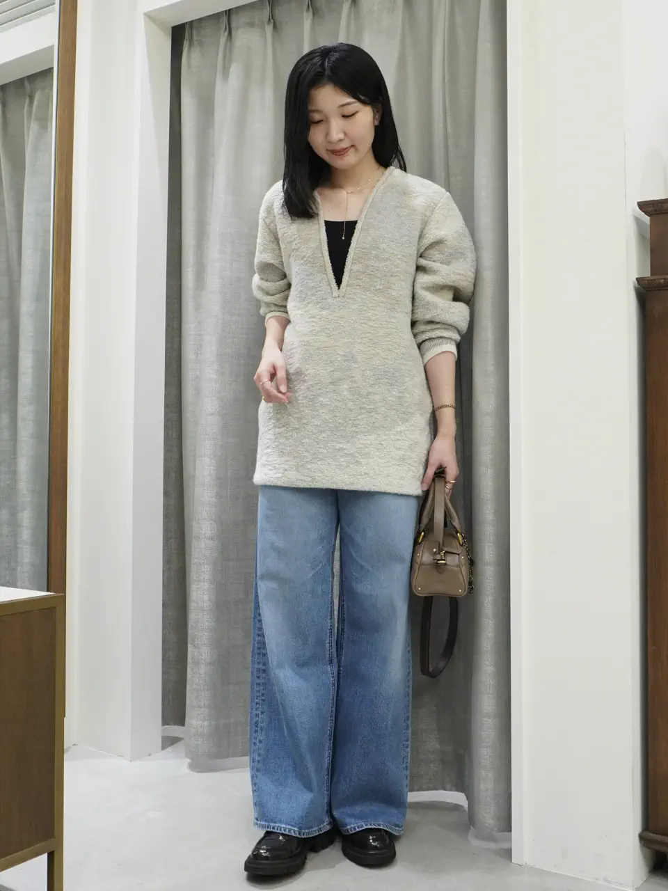 休日のデニムコーデ｜マメのニットを、気負わない普段着に／かどまる 166cm／Pile Jacquard Plunge Knit Top