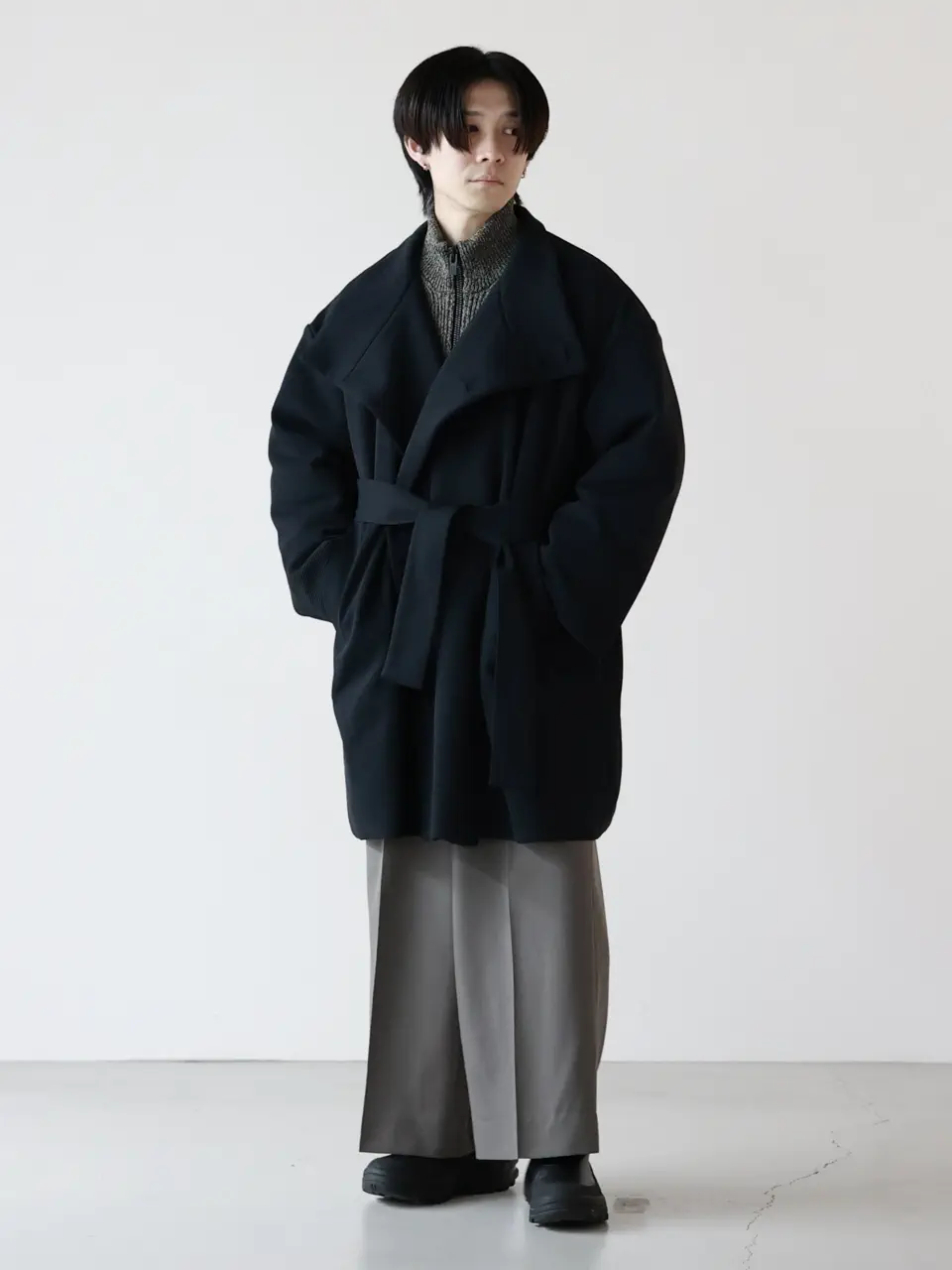 CFCL(シーエフシーエル) PADDED MILAN STAND COLLAR COATを着たメンズコーデ 全身