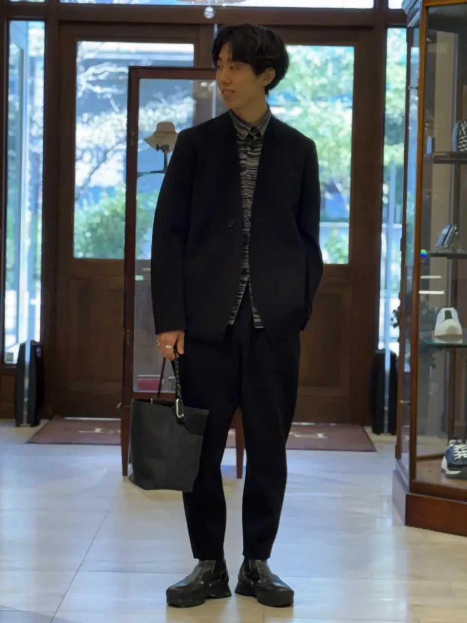 CFCL(シーエフシーエル) TW MILAN COLLARLESS DOUBLE BREASTED JACKETとTW MILAN TAPERED PANTSのセットアップを着たメンズコーデ 全身