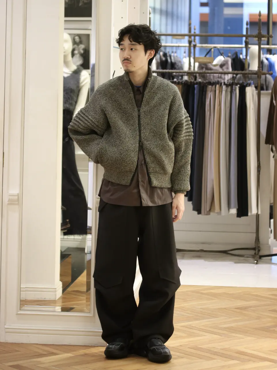 CFCL(シーエフシーエル) LOW GAUGE ZIP BLOUSON ベージュにユーティリティパンツを合わせたメンズコーデ 全身