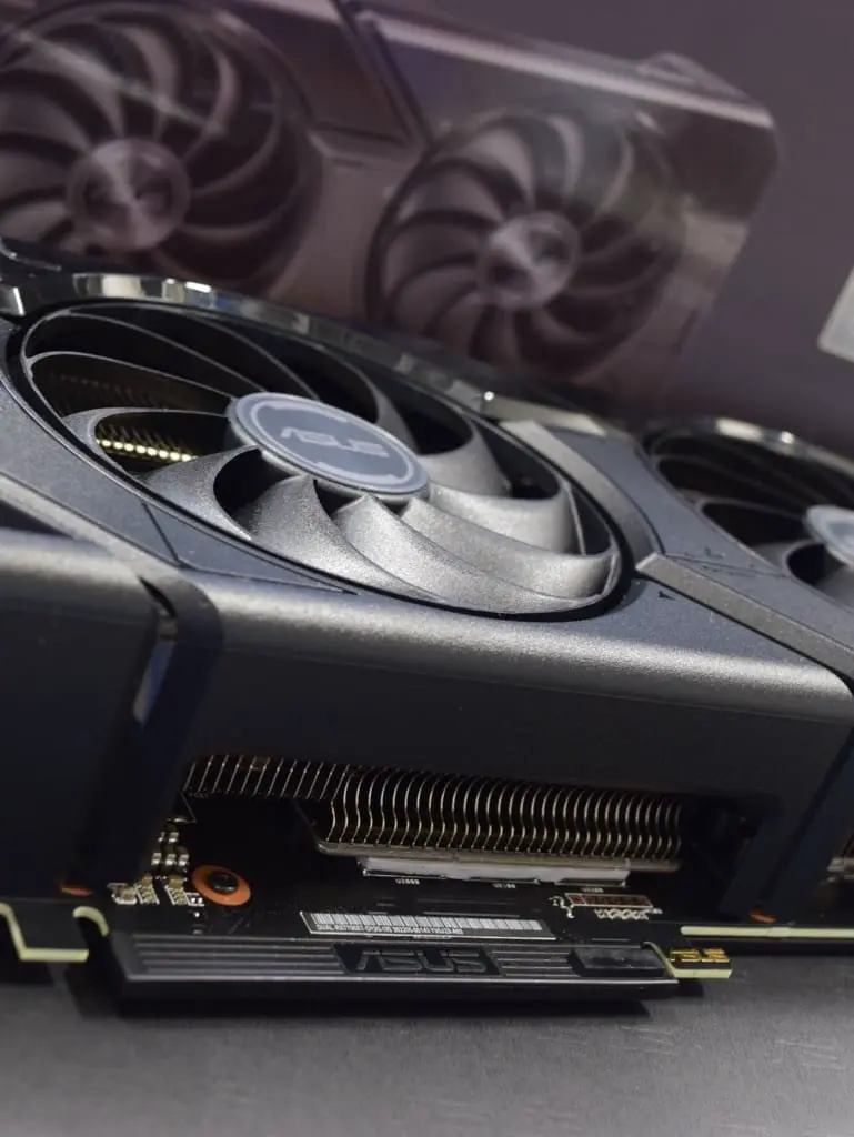 ASUS DUAL-RX7700XT-O12G (Radeon RX 7700 XT 12GB)を使用した
