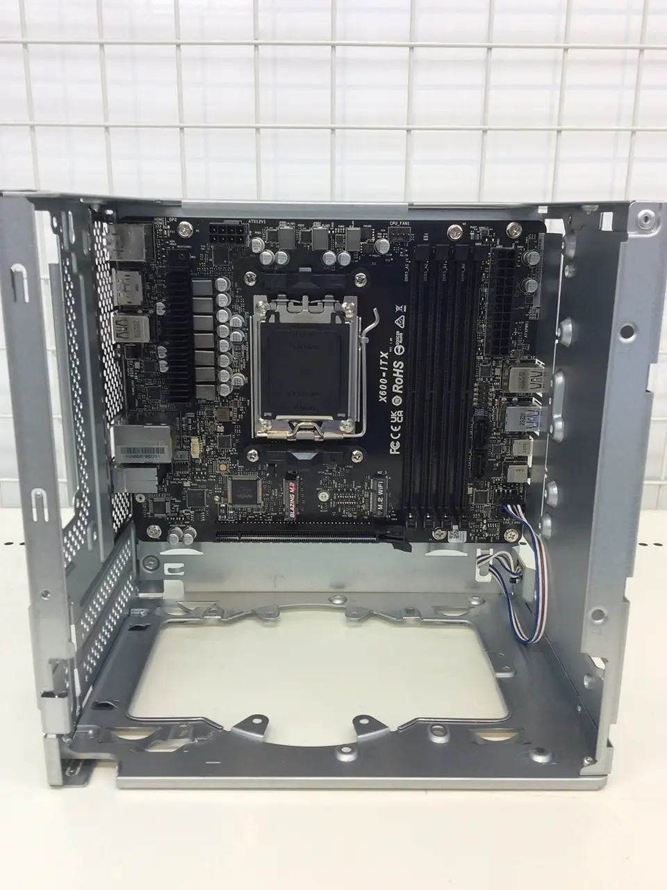 ASRock DESKMEET X600/B/BB/BOX/JP (AM5対応 ベアボーンキット)を使用
