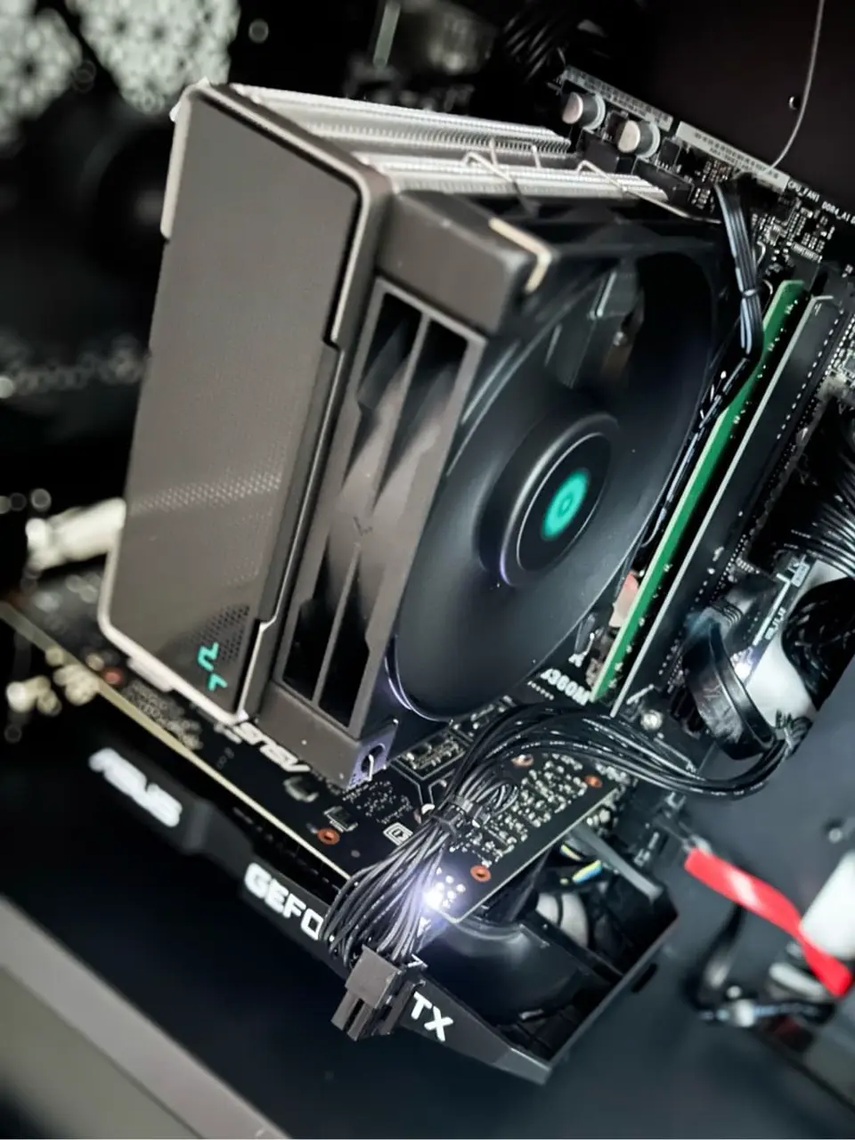 DEEPCOOL AK400 R-AK400-BKNNMN-G-1を使用した、ドスパラスタッフ