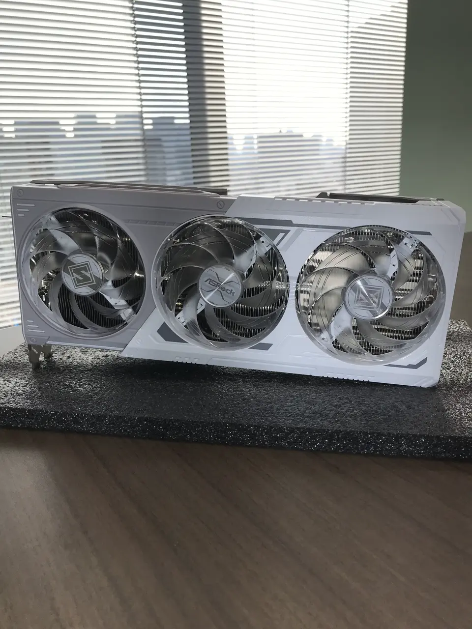 ASRock Radeon RX 9070 XT Steel Legend 16GB (RX9070XT SL 16G)を使用