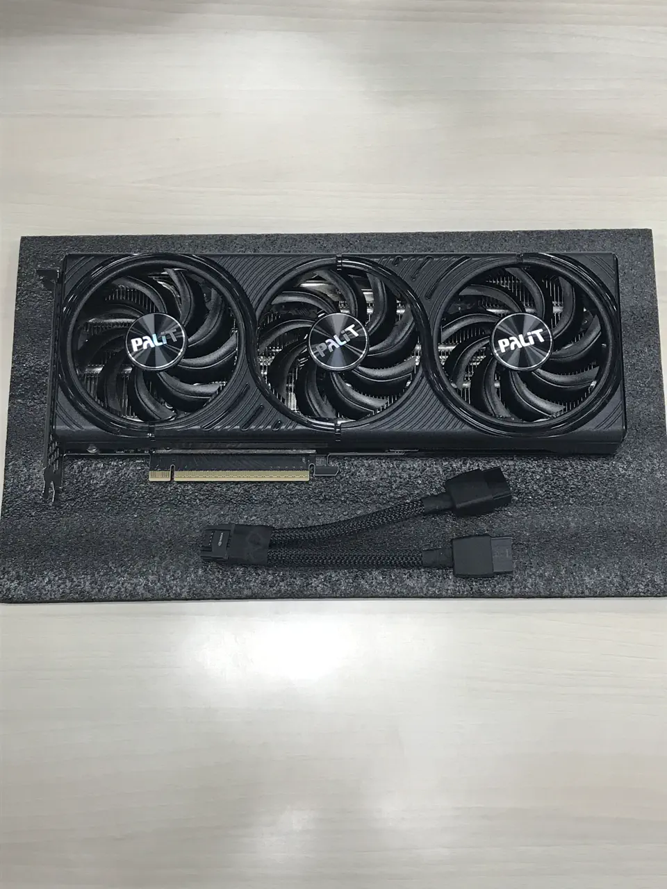 Palit NE75070019K9-GB2050S (GeForce RTX 5070 Infinity 3 12GB)を