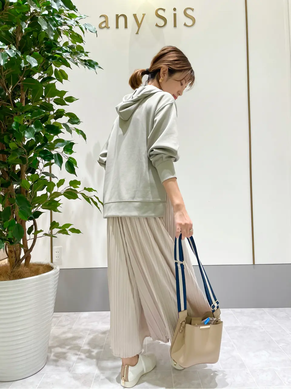 ANY SIS スタッフ コーディネート画像