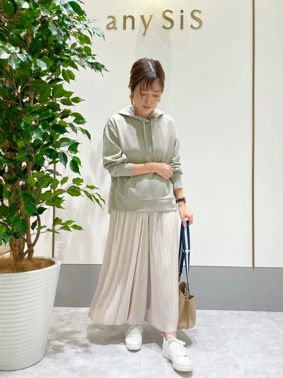 ANY SIS スタッフ コーディネート画像