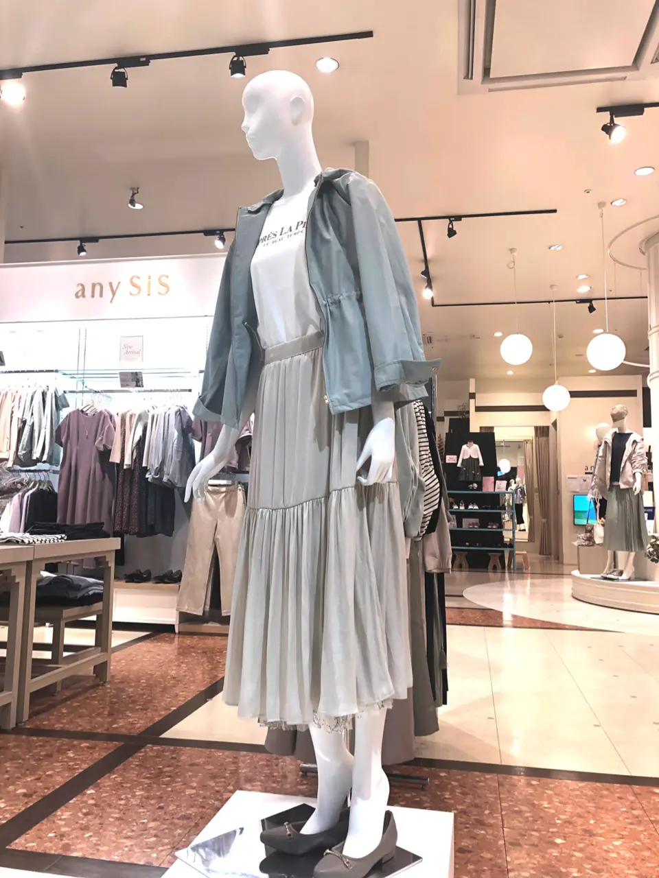 ANY SIS スタッフ コーディネート画像