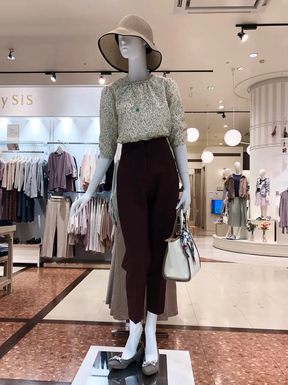 ANY SIS スタッフ コーディネート画像