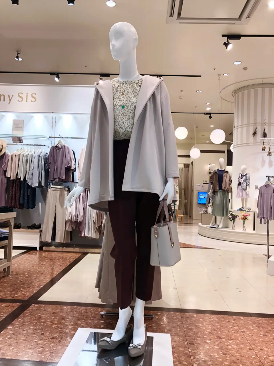 ANY SIS スタッフ コーディネート画像