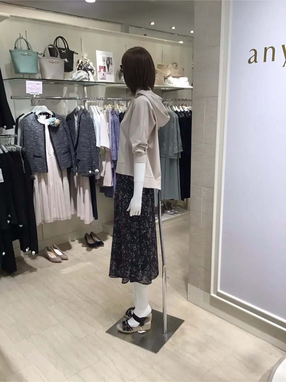 ANY SIS スタッフ コーディネート画像