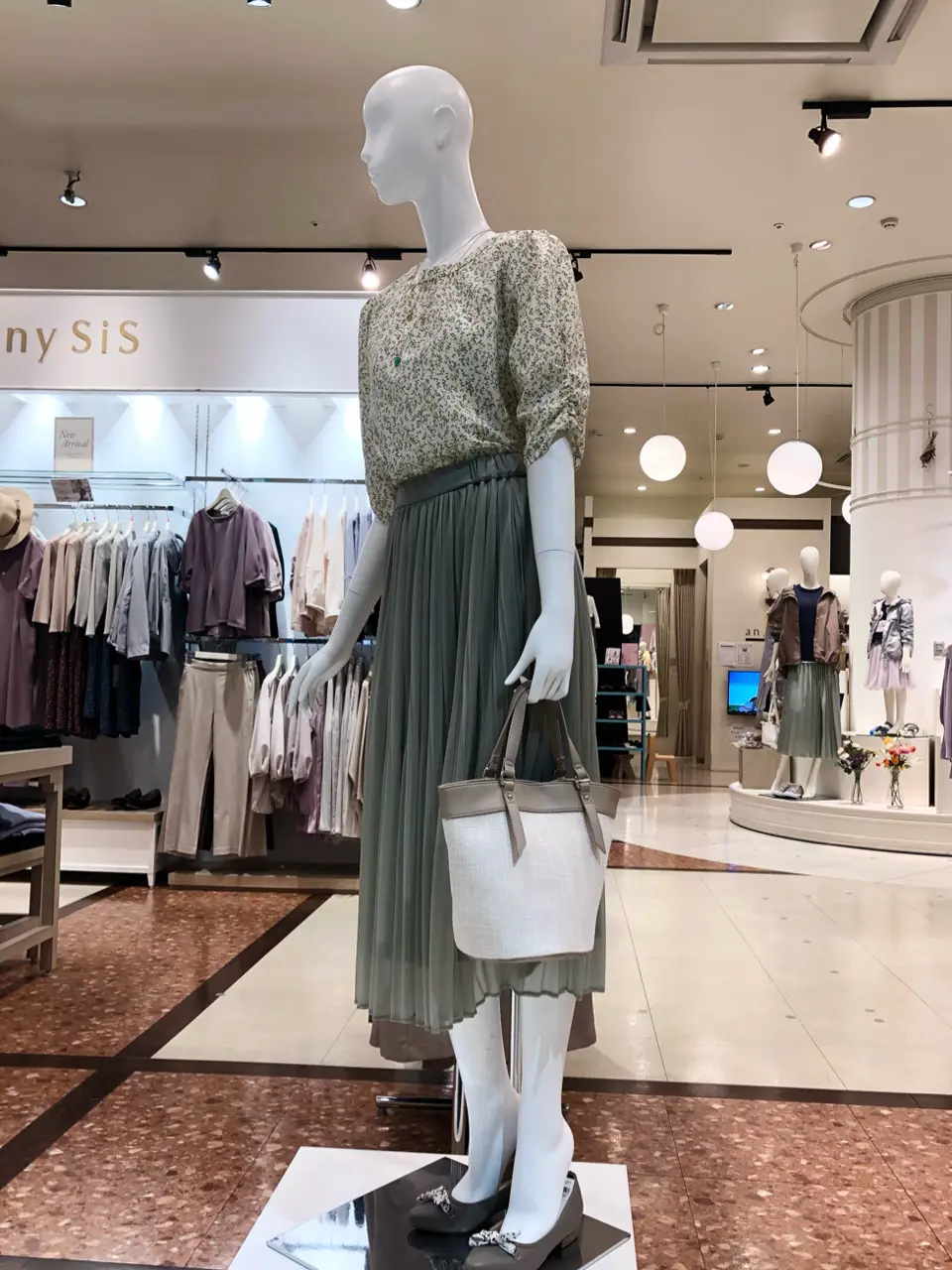 ANY SIS スタッフ コーディネート画像