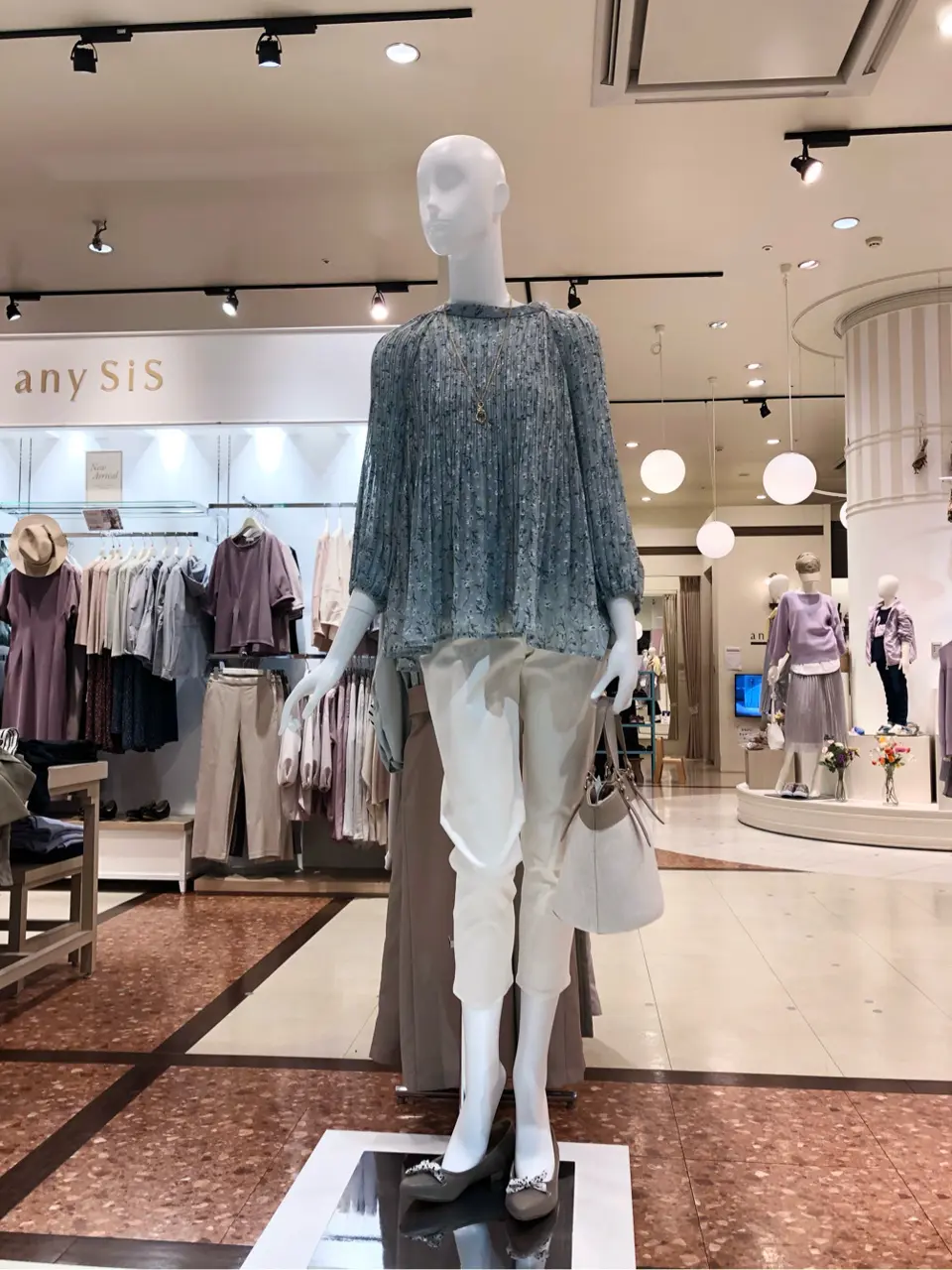 ANY SIS スタッフ コーディネート画像