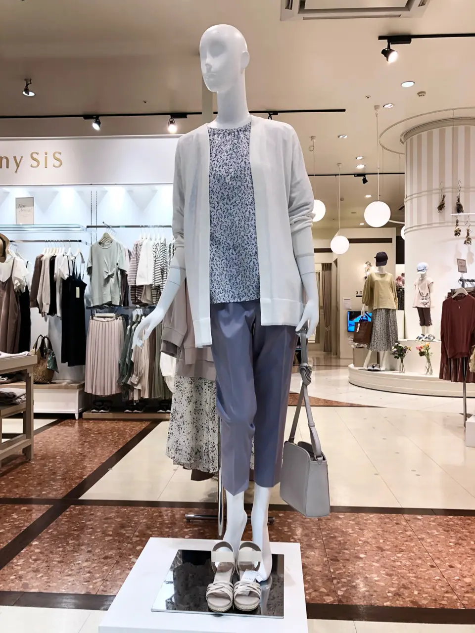 ANY SIS スタッフ コーディネート画像