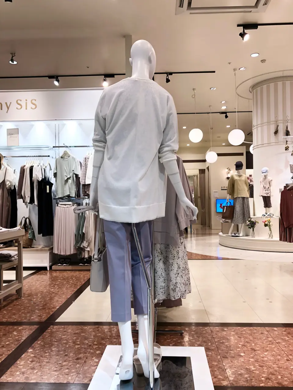 ANY SIS スタッフ コーディネート画像