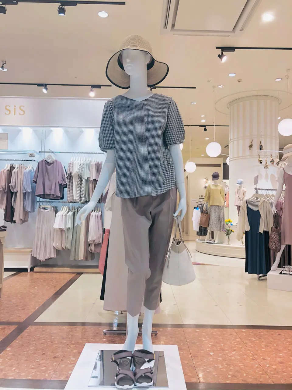 ANY SIS スタッフ コーディネート画像