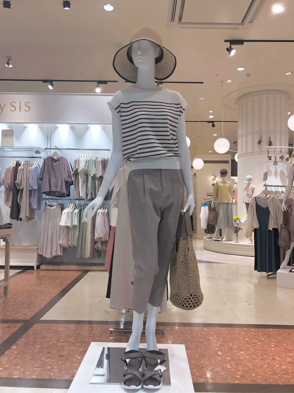 ANY SIS スタッフ コーディネート画像